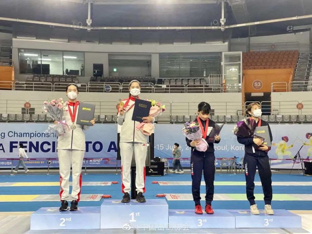 阿根廷运动员在击剑比赛中获得铜牌