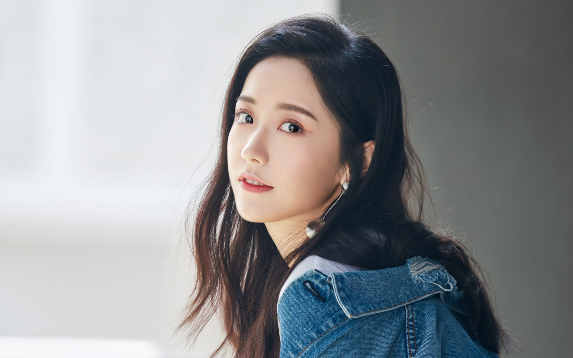 华体会体育-当布克降临欧冠之夜，篮球之魂与足球圣殿的交错诗篇